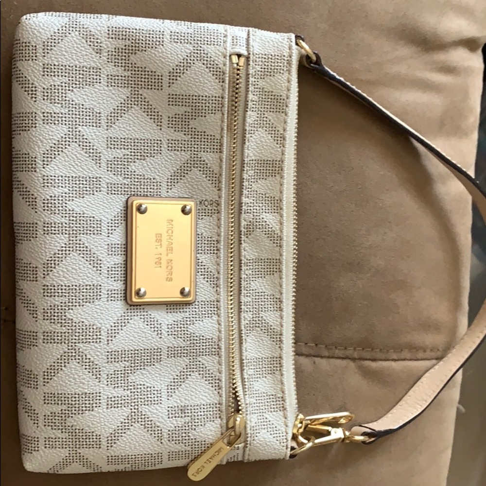 Small purse, little to no blemishes